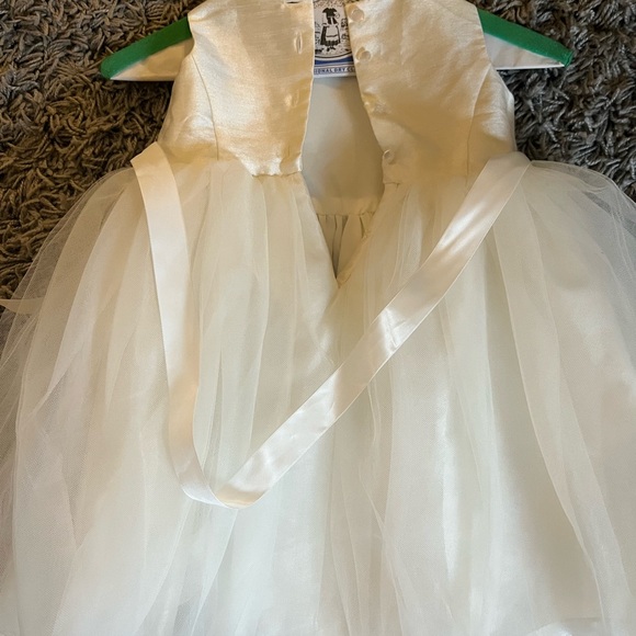 Elegant White Kids Dress - Picture 3 of 5